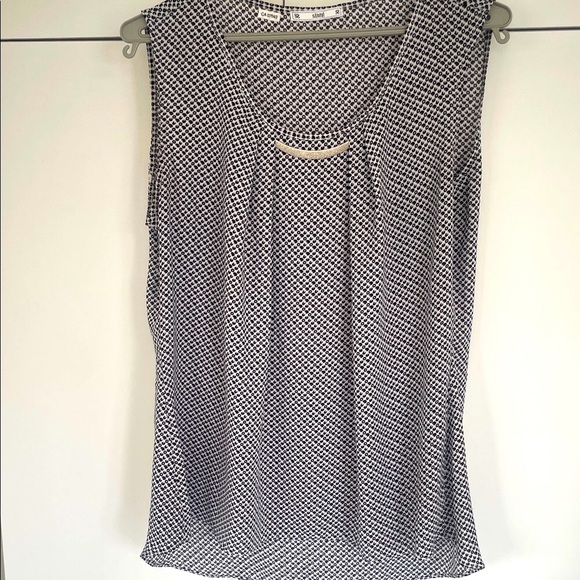 Sioni Sleeveless Black and White Patterned  Top - Chic & Versatile • Size Medium - Picture 13 of 17